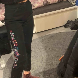  - Helt nya jeans med broderier 🖤Prislappen sitter kvar!