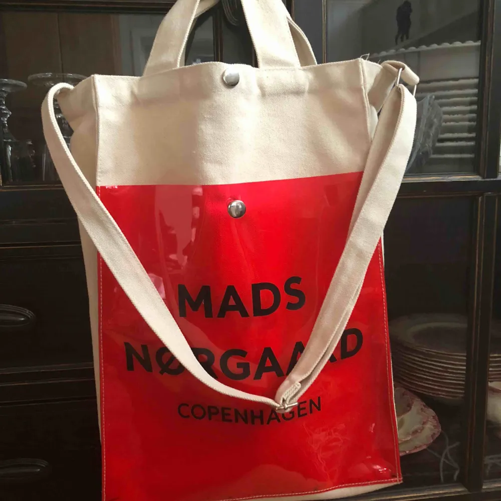 Säljer min Mads Noorgard väska då den inte får den uppskattning den förtjänar, använd tre gånger så den är i nyskick. Frakt ingår i priset!⚡️. Väskor.