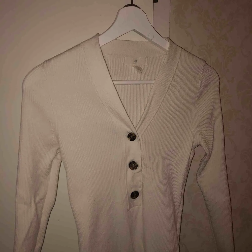 En fin och trendig ”knapp” tröja! Från H&M i storlek S, använd 2 gånger. Säljs pga för liten! Super fint skick.. Skjortor.