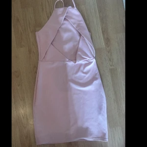  - Jätte fin klänning! Den är rosa som Första bilden och andra bilden visar endast modellen och passformen! Passar S/M 