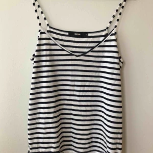  - Gullit linne från BikBok 🥰 Storlek: M  Pris: 30kr, köparen står för frakten 💫