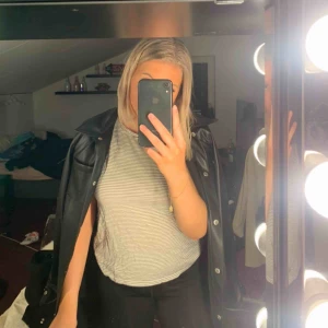  - En randig T-shirt från hm, använd fåtal gånger så fortfarande i gott skick. Passar xs-m. Köparen står för frakten