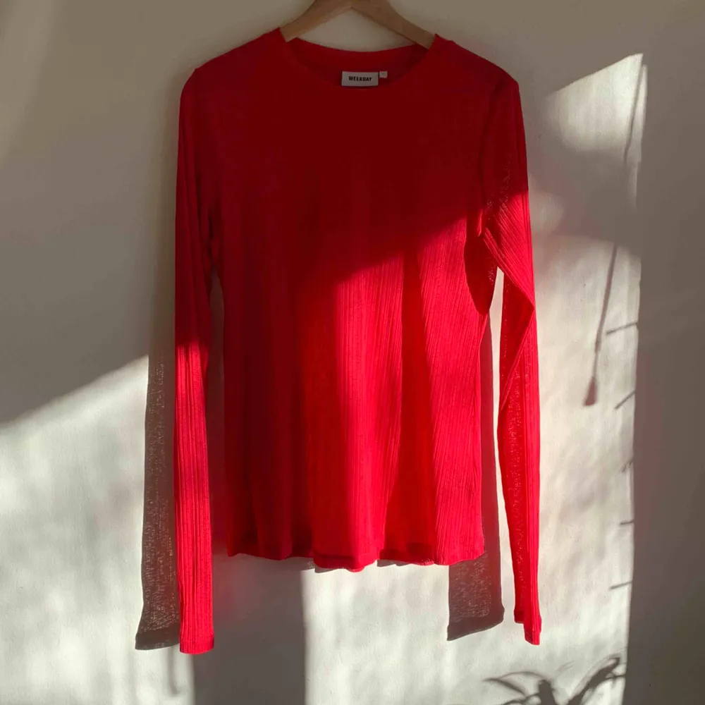En fin röd färg på denna tröja, rätt så genomskinlig. Fint material & bra kvalité! . Toppar.