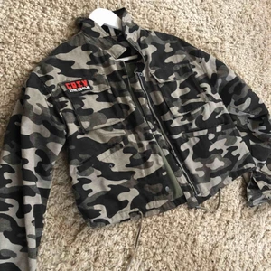  - Skit snygg kamouflage jacka från hm, använd bara några gånger. Säljer för jag inte använder den ofta