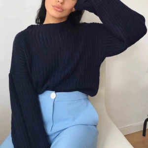  - Jätteskön, blå, stickad tröja. Skick: bra, använt.  Köparen står för frakt/möts upp i Sthlm 🤍