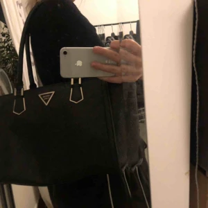  - Köpt på ålens för runt 1 år sen! Väskan har används ett få tal gånger. Kommer inte till använding längre och den är köpt för 1699kr. Priset går o diskutera. Ser knappt använd ut, bara fråga om mer bilder