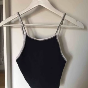  - Ett av mina favorit plagg från pull&bear säljer jag nu pga att d tyvärr är lite litet på mig. Den har en lite öppnare rygg och fina sträckande detaljer i fram (som ni ser på bilden) 