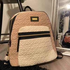  - Supersöt ryggsäck från Betsey Johnson köpt i USA! Nypris var ca 500kr, väskan är knappt använd! Supersöt och bekväm även med tyngre grejer i! ❤️