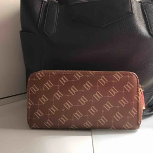  - Jättefin Don Donna plånbok i bra skick !! Bra storlek och har plats för sedlar , kort och mynt 🙂