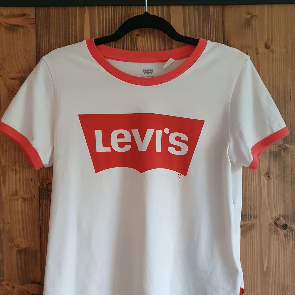 Never worn Levis T shirt. Stated size is S but fits XS TO L depending on if you want it tigther or looser. Skjortor.