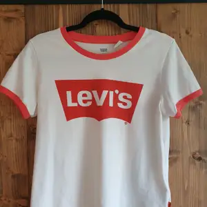 Never worn Levis T shirt. Stated size is S but fits XS TO L depending on if you want it tigther or looser