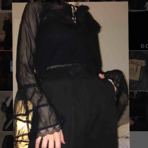  - en supersnygg svart meshblus från arden B. har på mig ett linne under på bilderna men självklart kan man styla hur man vill! så najs, men jag använder den inte tillräckligt för att göra den rättvisa! frakten står jag för xd