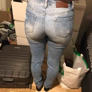  - Slitna jeans säljes pga för små. I bra skick
