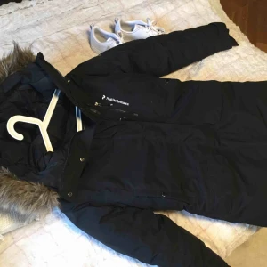  - Svart Peak performance, Köptes för 4500. Vill helst byta mot annan jacka, men kan tänka mig sälja vid högt bud. Tjock vinterjacka storlek small. 