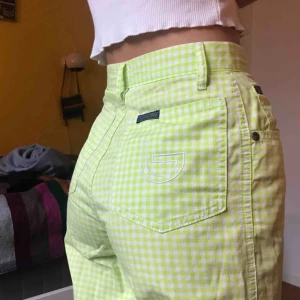  - Ett par skitsnygga (före detta favoritbyxor) som tyvärr blivit för små! 💚