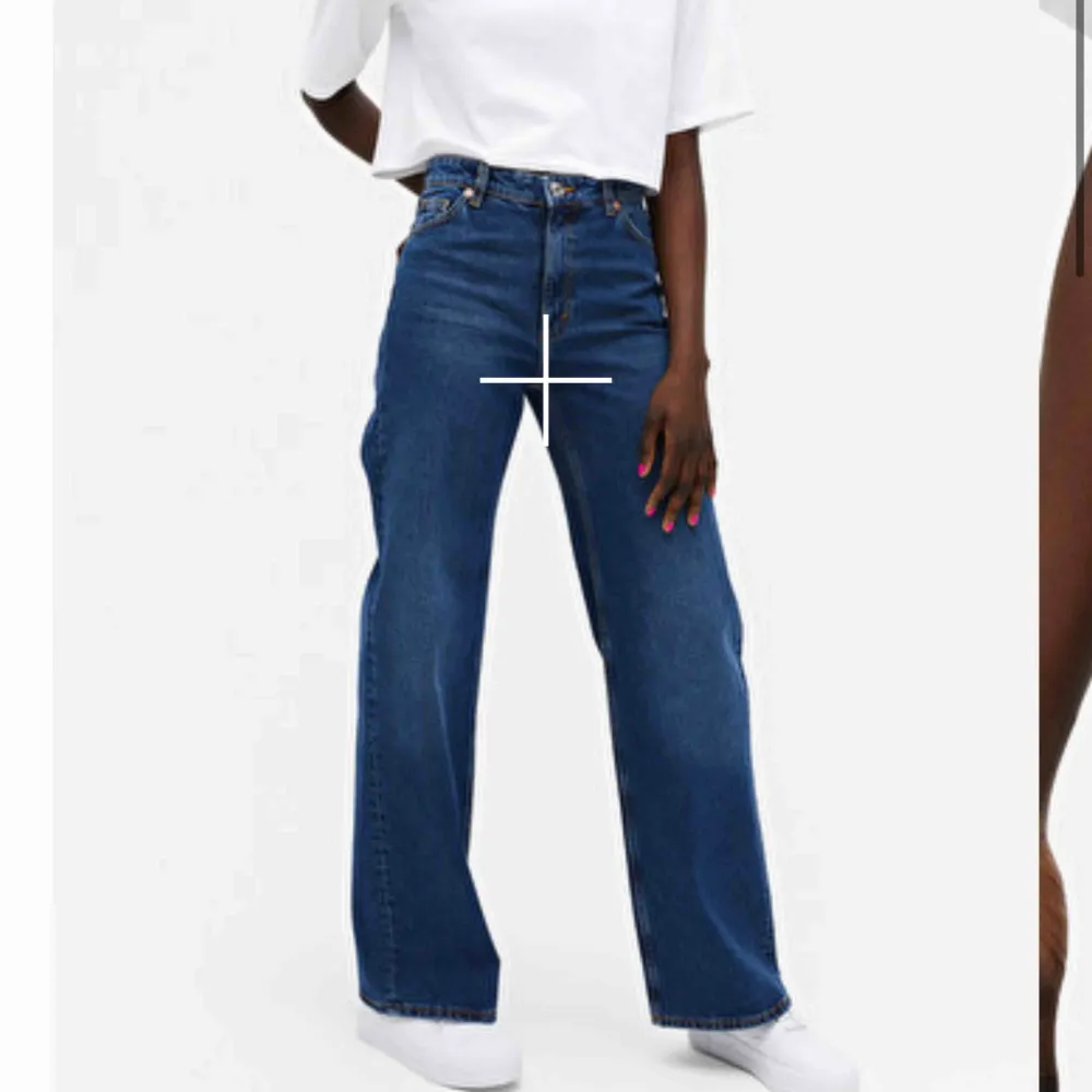 populära byxor från monki i modellen yoko. färgen på mina är lite annorlunda jämfört med bilden. köparen står för frakt!✨. Jeans & Byxor.