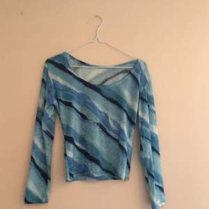Denna blåa långärmade tröjan i sammet har varit en favvis som nu förtjänar ett nytt hem!!  Säljer den för 50:-, plus frakt om du inte kan mötas upp i Stockholm.   Använder swish!!! 