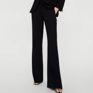  - utsvängda byxor från Zara. Köpta denna månad och använd 1 gång. Storlek: S  Ffärg: svart  Finns i Helsingborg men kan skickas mot fraktkostnad. 