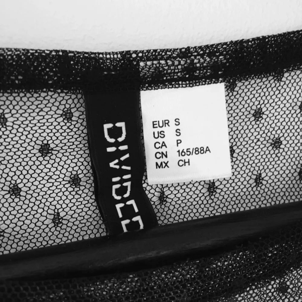 Transparent tröja med prickar på från H&M. Märkt S men skulle snarare säga att den är en XS. Köpt på Plick men tyvärr för liten för mig. Fraktar mot betalning eller möts upp i Täby 🌸. Toppar.