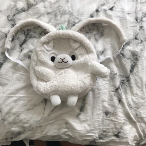  - Alpacka ryggsäck. Köpt i andra hand men aldrig använd av mig. En fläck på ena bandet (det var även så när jag köpte den. Ena armen sitter inte fast mot magen, det var även så när jag köpte den men det är nog enkelt att fixa om man vill. 