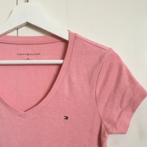  - T-shirt från Tommy Hilfiger. Sparsamt använd och i princip nyskick. Kolla gärna min profil för mer märkeskläder :)