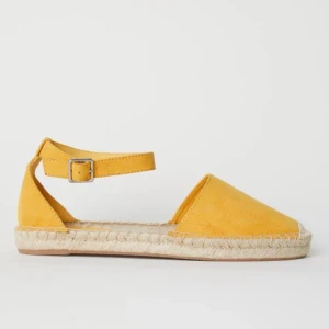  - Inköpta på H&M i år, sparsamt använda endast några gånger. Säljer då det inte kommit till användning. Stor i storleken. 