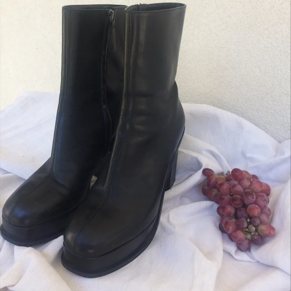 FRAKT INKLUDERAD! Fantastiskt bekväma och snygga läderboots från ZARA WOMAN 💫  Bootsen har några små skavanker från användning men är overall i fint skick. För bilder av dessa/frågor är det bara att skicka ett 💌 . Skor.