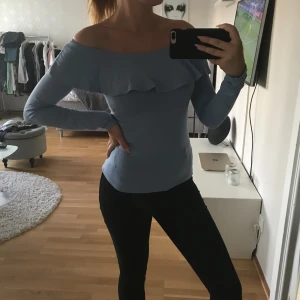  - Offshoulder med volang, tunt material