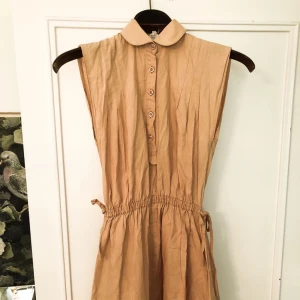  - Vintage klänning i aprikos strl 36. Superfint skick! Frakt 39 kr