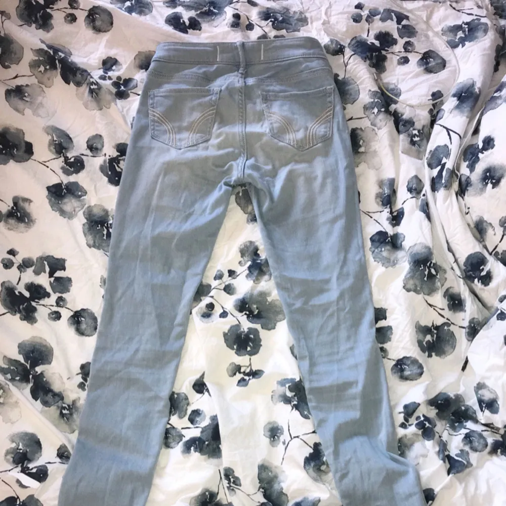 Ett par Hollister light wash jean leggings low-waist i storlek 1Long Elr w25 L31. Säljs då de är för små så kan tyvärr inte visa hur de ser ut på förutom på modellen:( Väldigt sköna!. Jeans & Byxor.