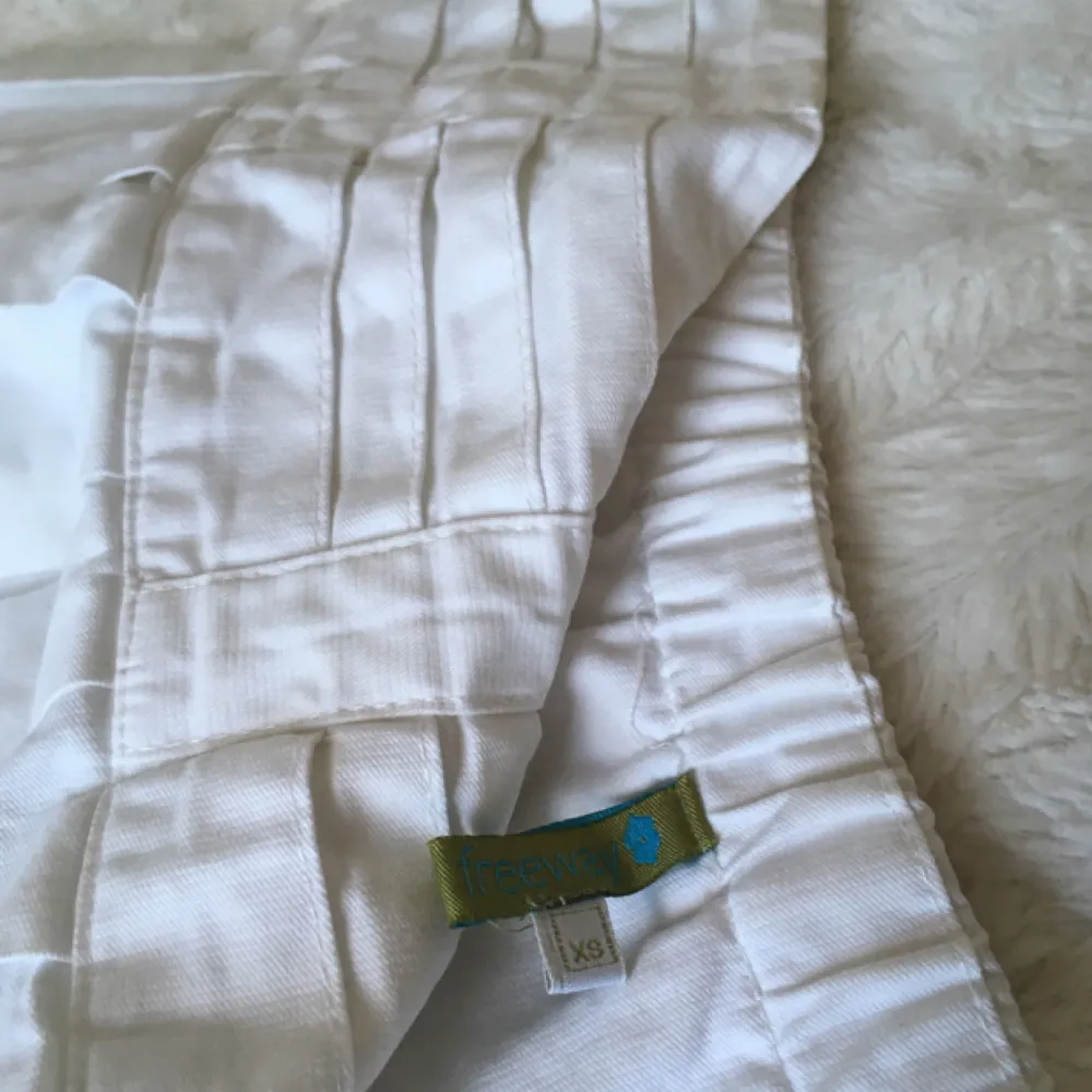 High-waisted vita kjol som jag köpte från Manila. Jag är 150cm i längden då slutar kjolen till mina knä.  Swish, kan mötas upp runt Sthlm. Köparen står för frakt 🌻. Kjolar.