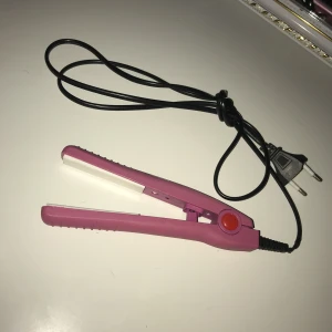  - 🌸 Liten plattång smidig att ta med i väskan, aldrig använd, nypris 290kr.❣️