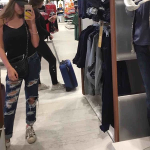  - ett par mörkblåa, slitna jeans som helt enkelt inte är min stil längre. Passar mer som en M men funkar perfekt för personer med storlek S om man använder ett skärp till. Som nyskick