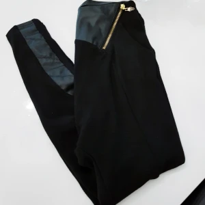  - Svart Byxor ty leather look  guld blixtlås på sidan storlek S 