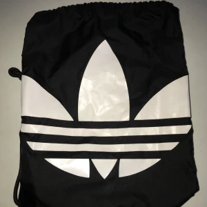  - Adidas gympåse i jättebra skick 