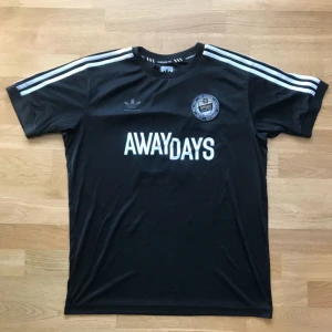 - Adidas jersey från skateboardfilmen Away Days kollektionen
