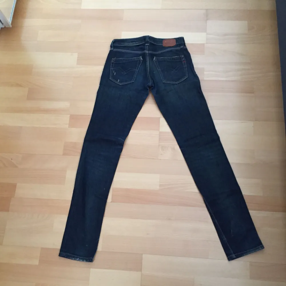 Snygga jeans från replay i modellen ”rockxanne”, passar även w26 då de är lite stora i storleken! Fler bilder kan skickas, dyra vid inköp, kostade ca 1600kr!. Jeans & Byxor.