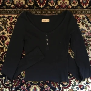  - Ribbad långärmad croptop i marinblått från Hollister! Supermysigt material! Frakt ingår i priset om vi inte kan mötas upp i Lund⭐️