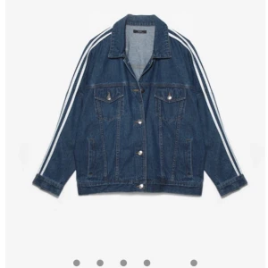  - En jeansjacka med glittriga stripes på sidan.
