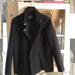  - Jacka i scubamaterial, väldigt snygg på  Bättre begagnad. Har katt, fraktar mot kostnad. 