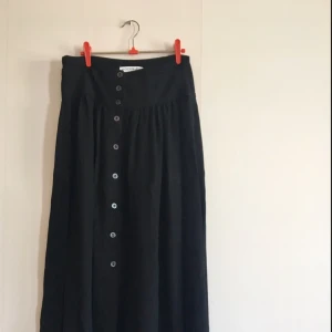  - Tidlös långkjol storlek 36-38 (m) Högt liv m. Knappar. Svart, diskret leopardmönstrad  ”Andres Leaf skirt” är en ”flowy” 70-tals inspirerad modell & går inte att få tag på längre.  Möts i Stockholm/ köparen betalar frakt 