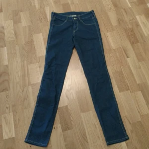  - Sparsamt använda jeans från H&M. 50 kronor plus frakt. Jag tar Swish 