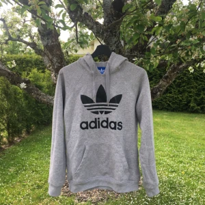 - Grå hoodie från adidas i storlek S, najs nu till sommarkvällarna! 🌓 du står för frakt (pluss ungefär 50)