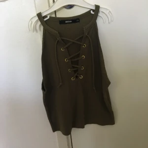  - Ett linne från Bikbok, använd en gång men köpt för längesedan