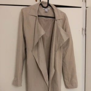  - Trenchcoat från Nelly, aldrig använt Frakt 50kr