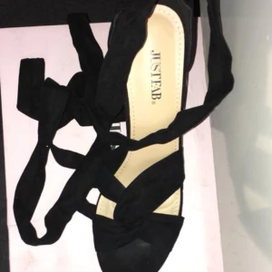  - Klackar från Justfab köpta för 599kr, har själv 39 men de är för stora på mig.. står storlek 8,5