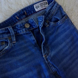  - Ett par jeans från Crocker jättefina men för små för mig :((. Lite slitningar på baksidan annars inga fel. Säljer dass för 90 inklusive frakt.