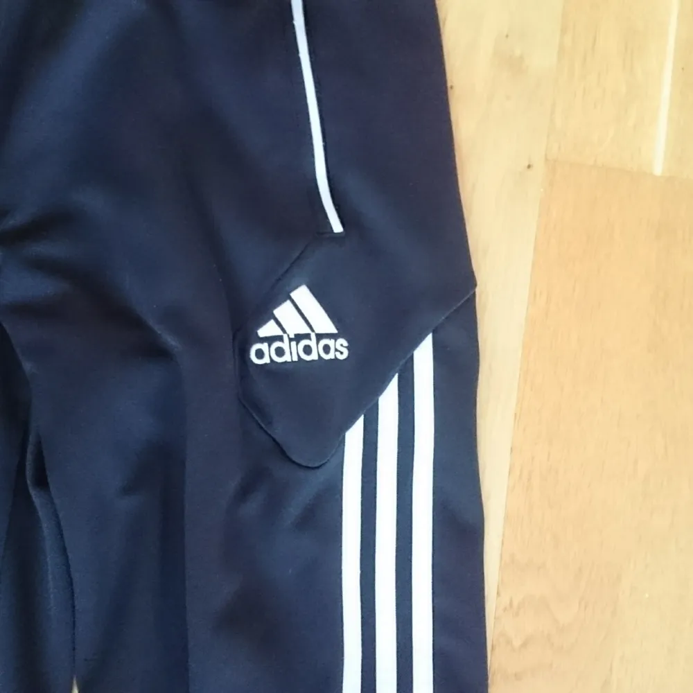 Säljer ett par snygga adidasbyxor i storlek M. Köpta här på Plick men tyvärr lite för stora för mig. Kan hämtas i Skanstull på Södermalm. Kan även skickas mot att köparen står för frakt. Swish/konto/kontant går bra.. Jeans & Byxor.