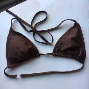  - Brun bikiniöverdel, aldrig använd! Ett litet jack på sista bilden vid kanten, men inget som stör bikinin 💗