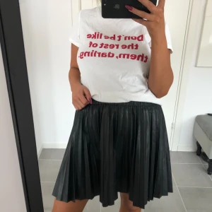  - Vippig kjol i äkta skinn från hm trend. Endast använd vid ett tillfälle. Har dessvärre för många skinnkjolar. Så fin!!